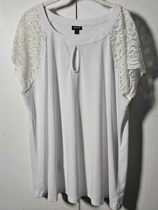 torrid Tops - TORRID Size 3 NWT White Lace Sleeve Keyhole Top